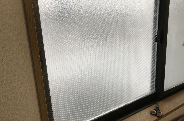 窓の防寒にプチプチ