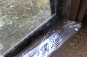 窓の寒さ対策に断熱カーテン